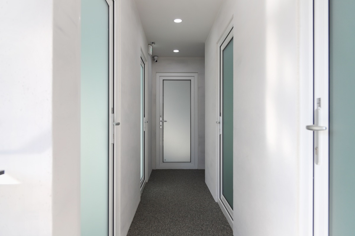 복도 — 여러 레슨룸으로 이어지는 깔끔한 통로