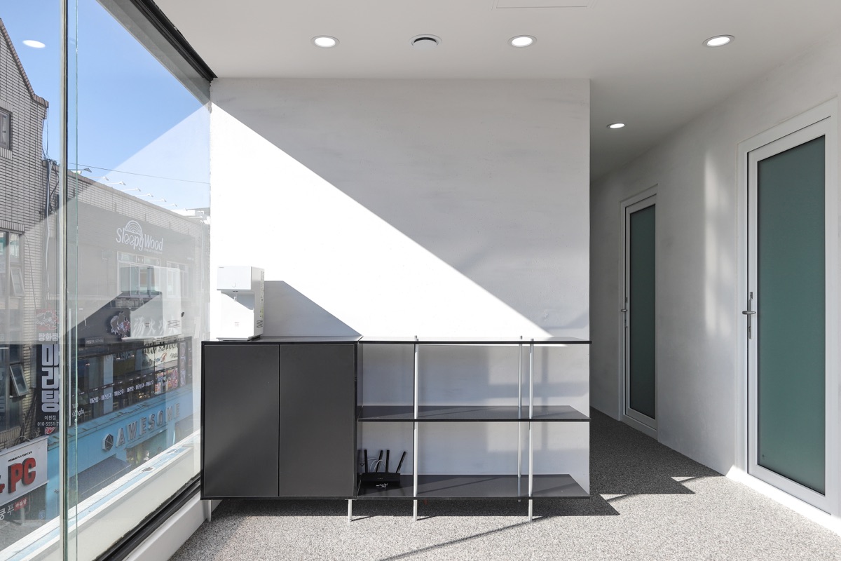 로비 — 대형 창문이 있는 밝은 입구 공간