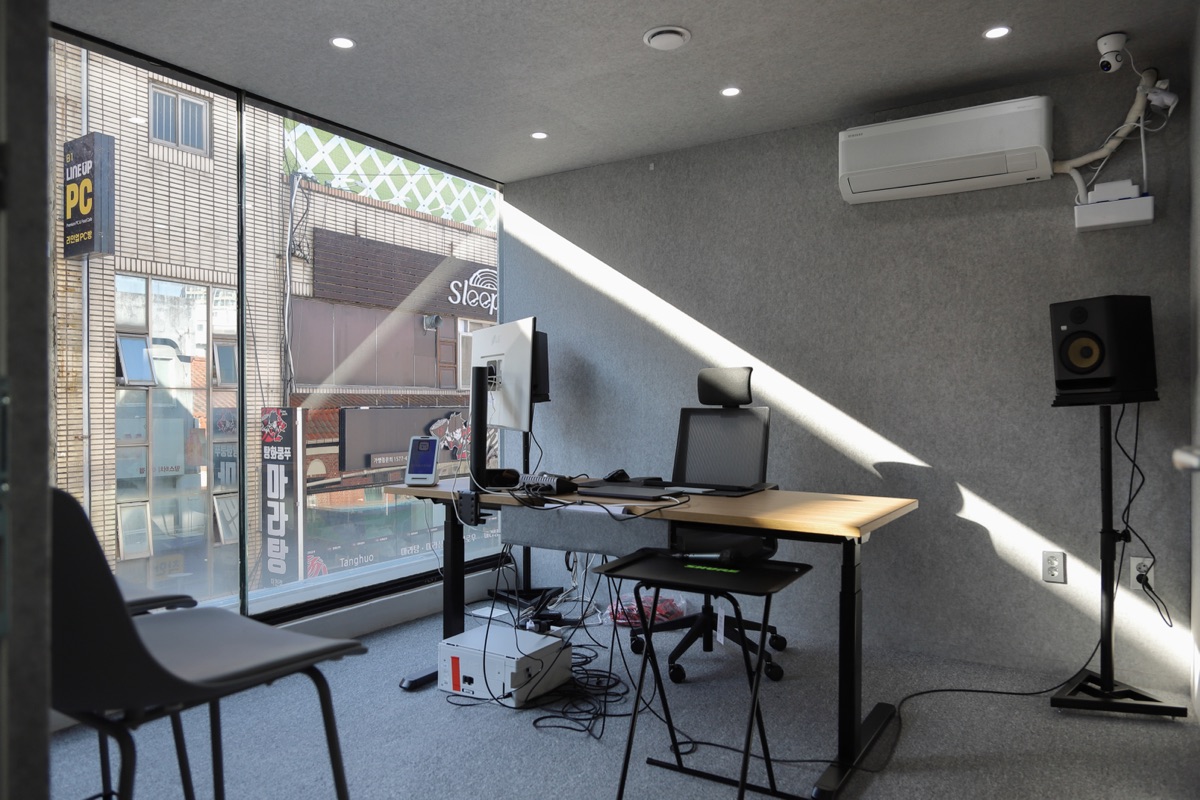 작업 스튜디오 — 모니터링 스피커와 데스크 장비