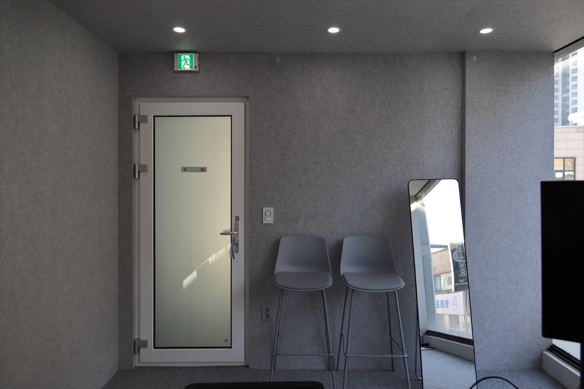 대기 공간 — 의자와 거울이 있는 편안한 공간